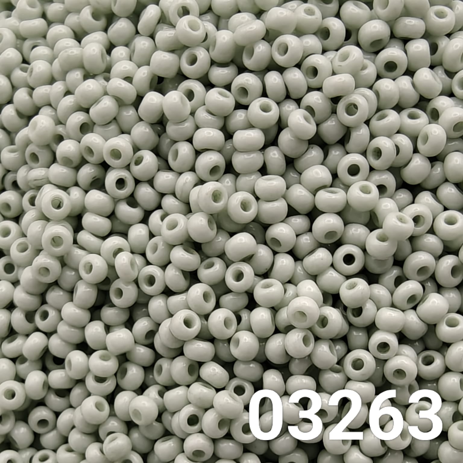 Preciosa Czech seed beads 10/0 Solgel Chalk Green 03263 – macro photo