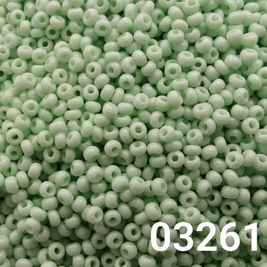 Preciosa Czech seed beads 10/0 – Solgel Chalk Green 03261 close-up