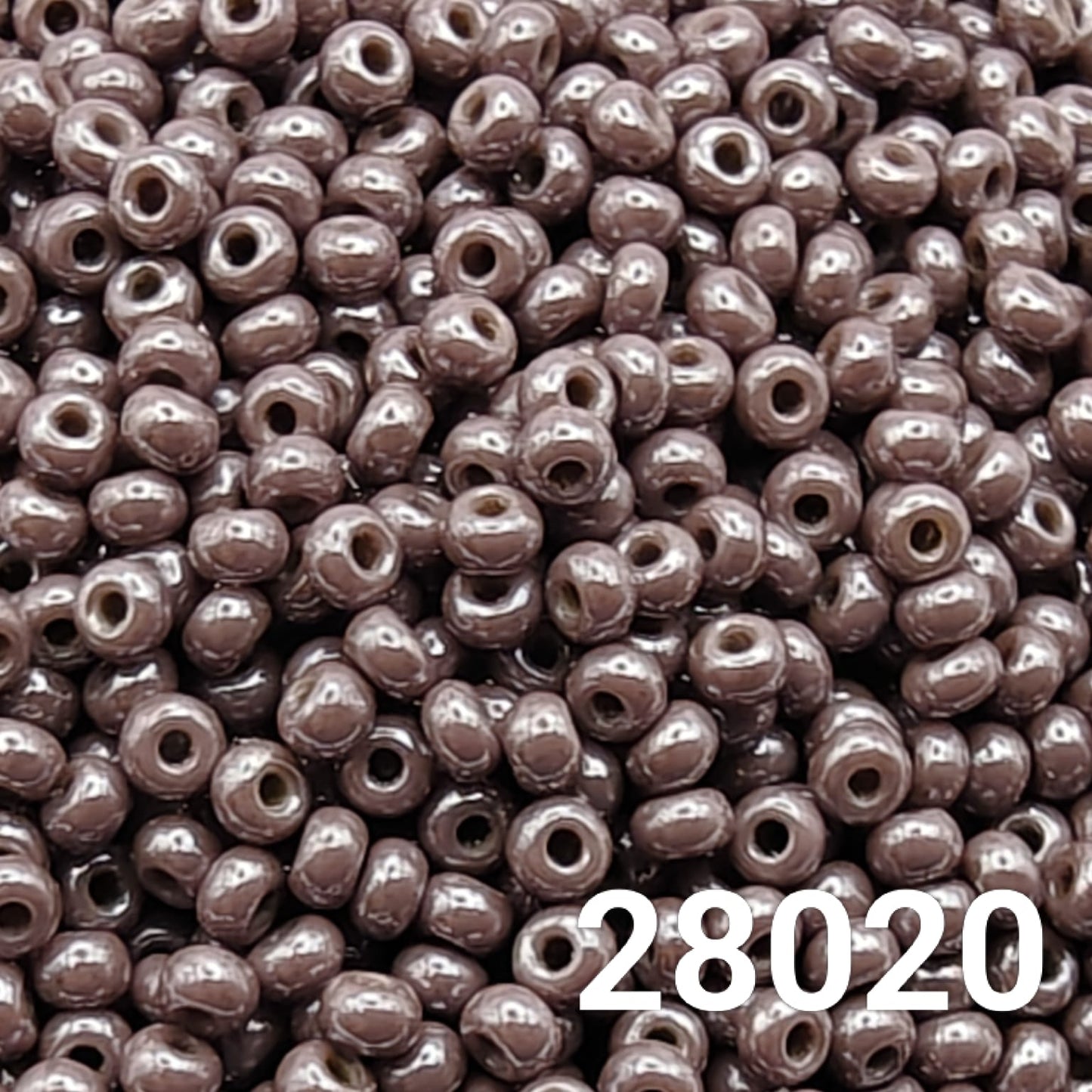 Preciosa Czech seed beads 10/0 – Opaque Luster Mauve (28020) close-up