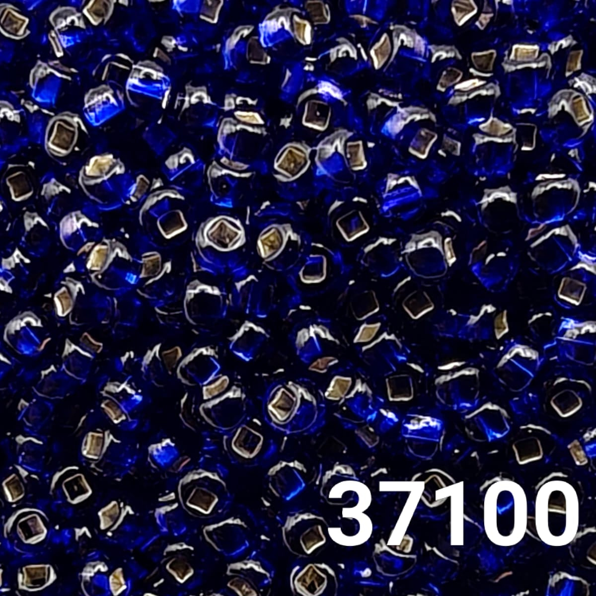 Preciosa Czech seed beads 10/0 silverlined cobalt blue – close-up of glass beads