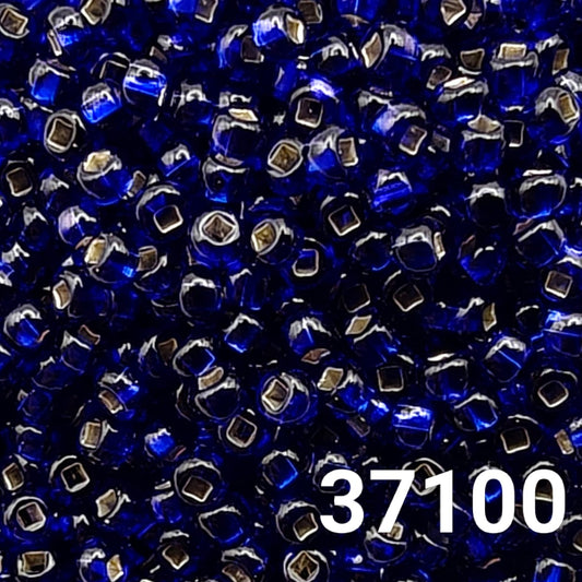 Preciosa Czech seed beads 10/0 silverlined cobalt blue – close-up of glass beads