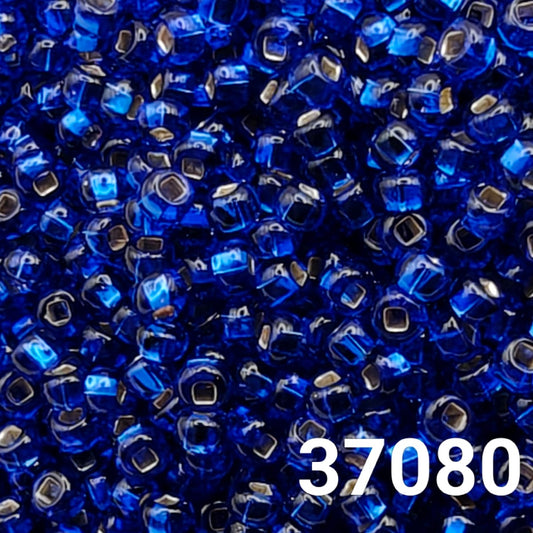 Preciosa 10/0 Silverlined Dark Blue seed beads – closeup view