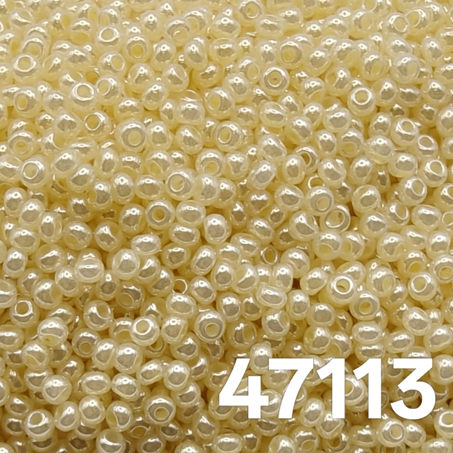 PRECIOSA 10/0 Pearlized Shell 47113 seed beads macro