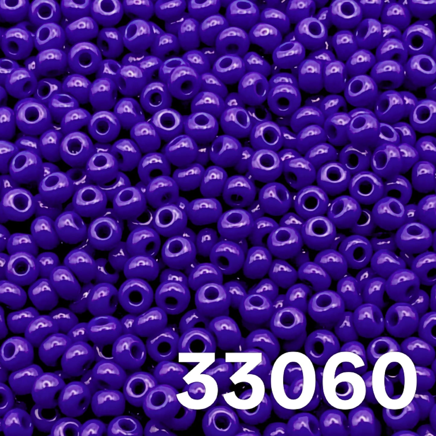 Preciosa 10/0 Opaque Dark Blue seed beads 33060 – close-up texture