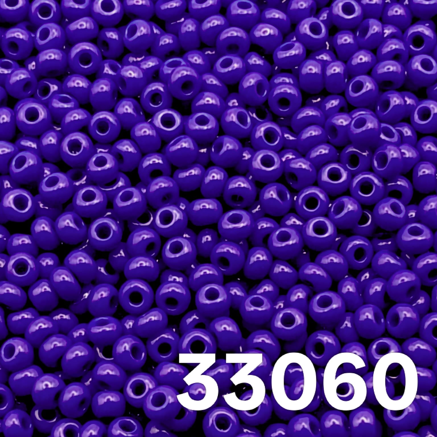 Preciosa 10/0 Opaque Dark Blue seed beads 33060 – close-up texture