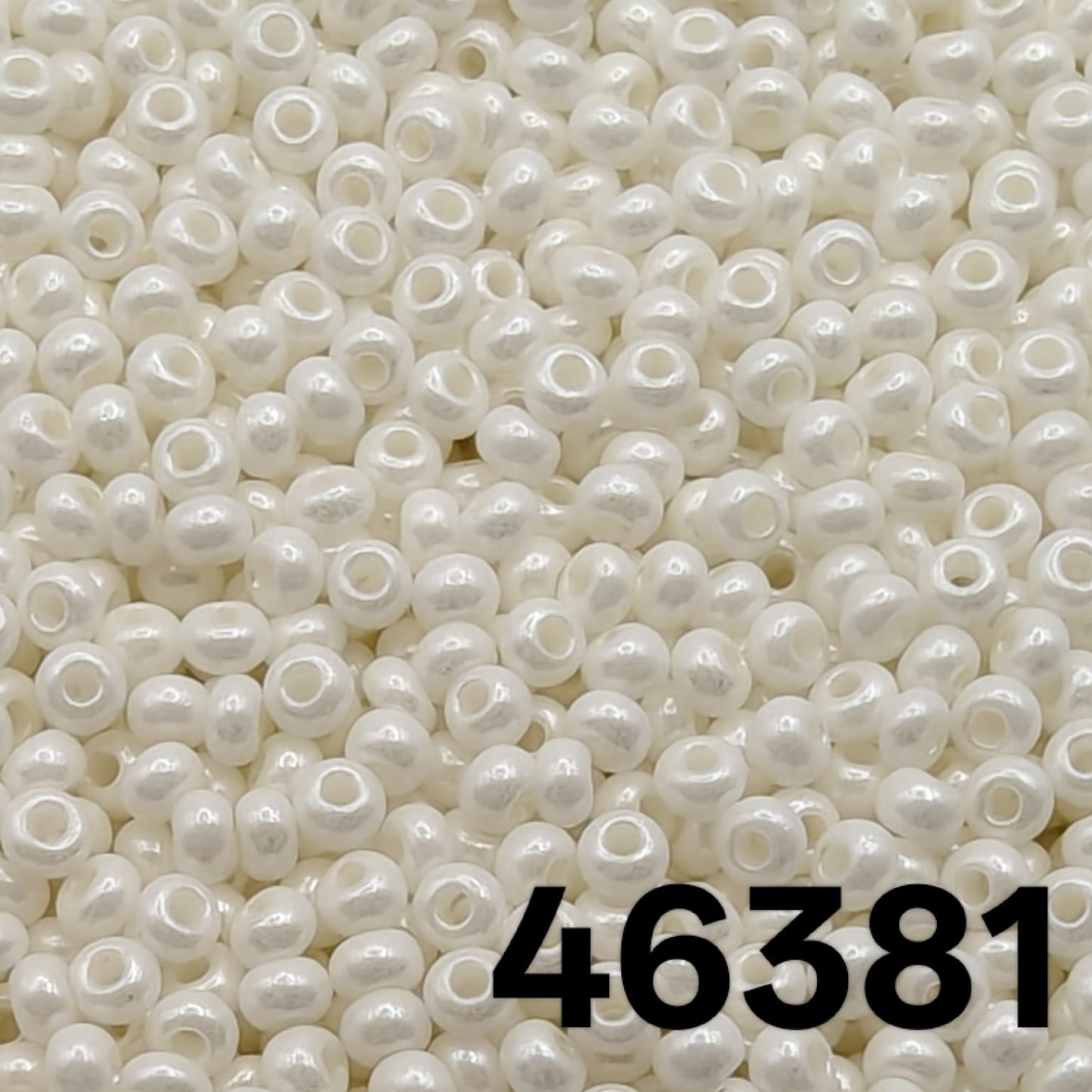 Preciosa 10/0 Pearlized Chalkwhite Pearl Dyed seed beads close-up, colour code 46381