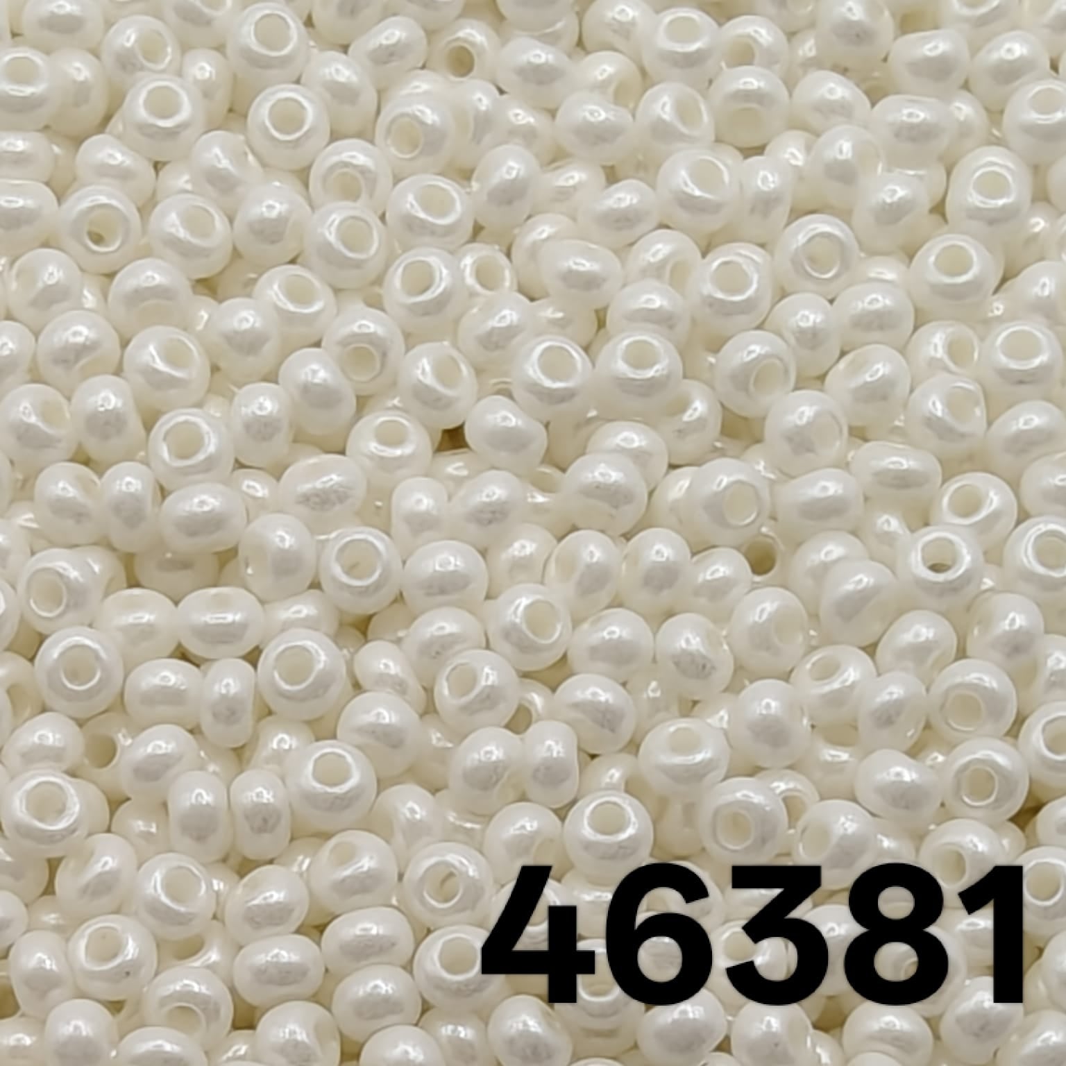 Preciosa 10/0 Pearlized Chalkwhite Pearl Dyed seed beads close-up, colour code 46381