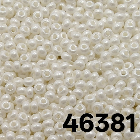 Preciosa 10/0 Pearlized Chalkwhite Pearl Dyed seed beads close-up, colour code 46381