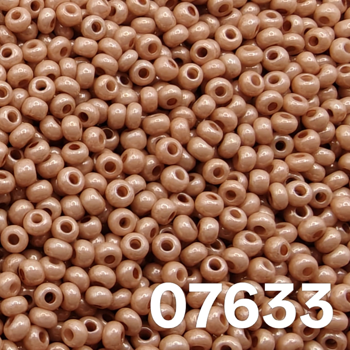 Preciosa 10/0 seed beads, Opaque Luster Rose Terra 07633 — close-up round glass beads