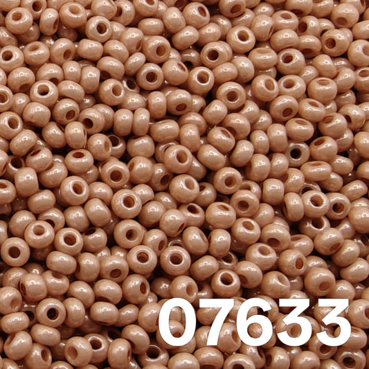 Preciosa 10/0 seed beads, Opaque Luster Rose Terra 07633 — close-up round glass beads