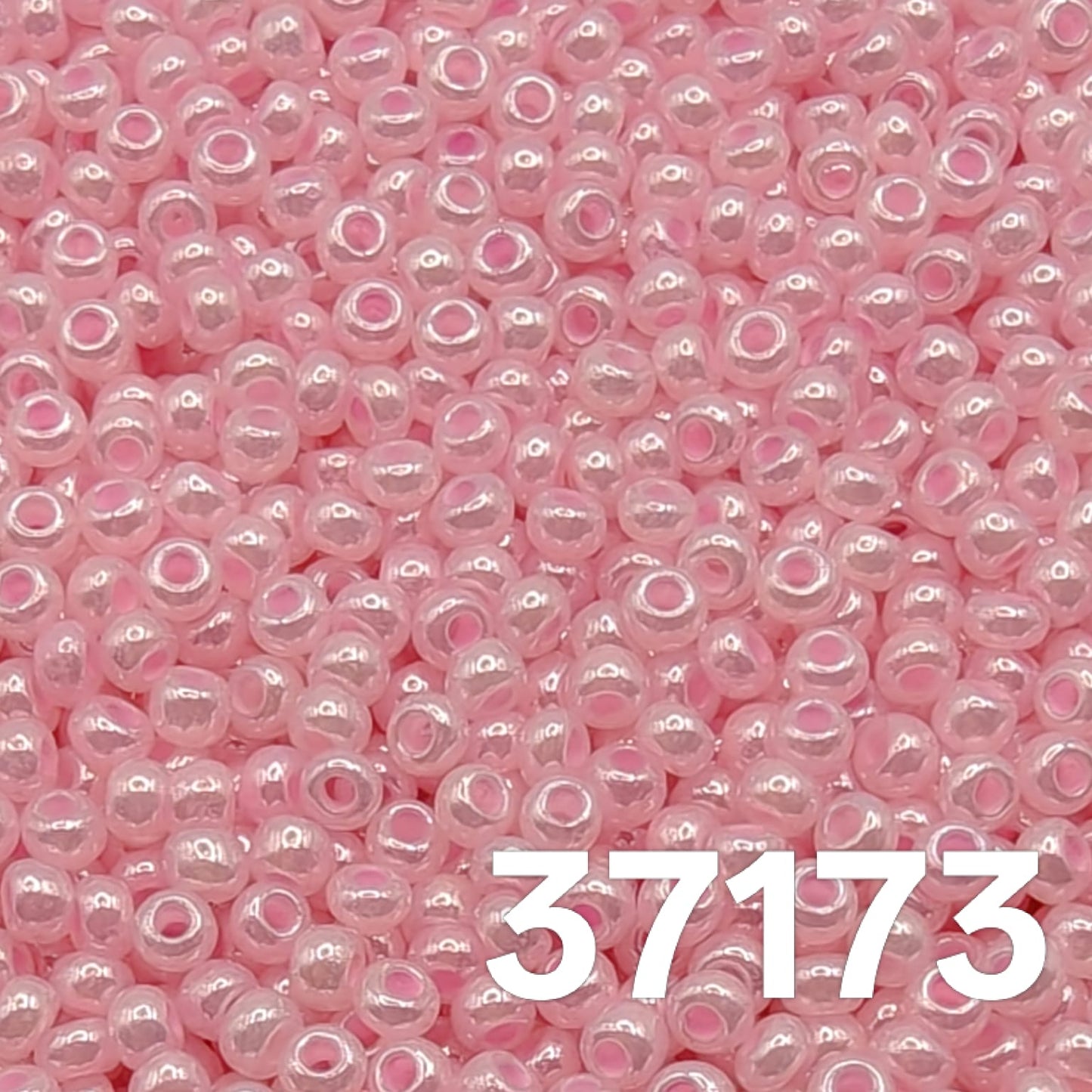 Preciosa 10/0 seed beads Pearlized Light Pink Ceylon 37173 macro close-up