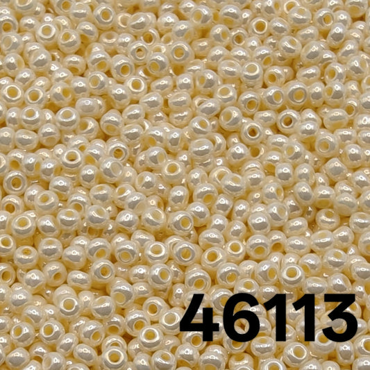 Preciosa Czech seed beads 10/0 Pearlized Eggshell Pearl 46113 — close-up