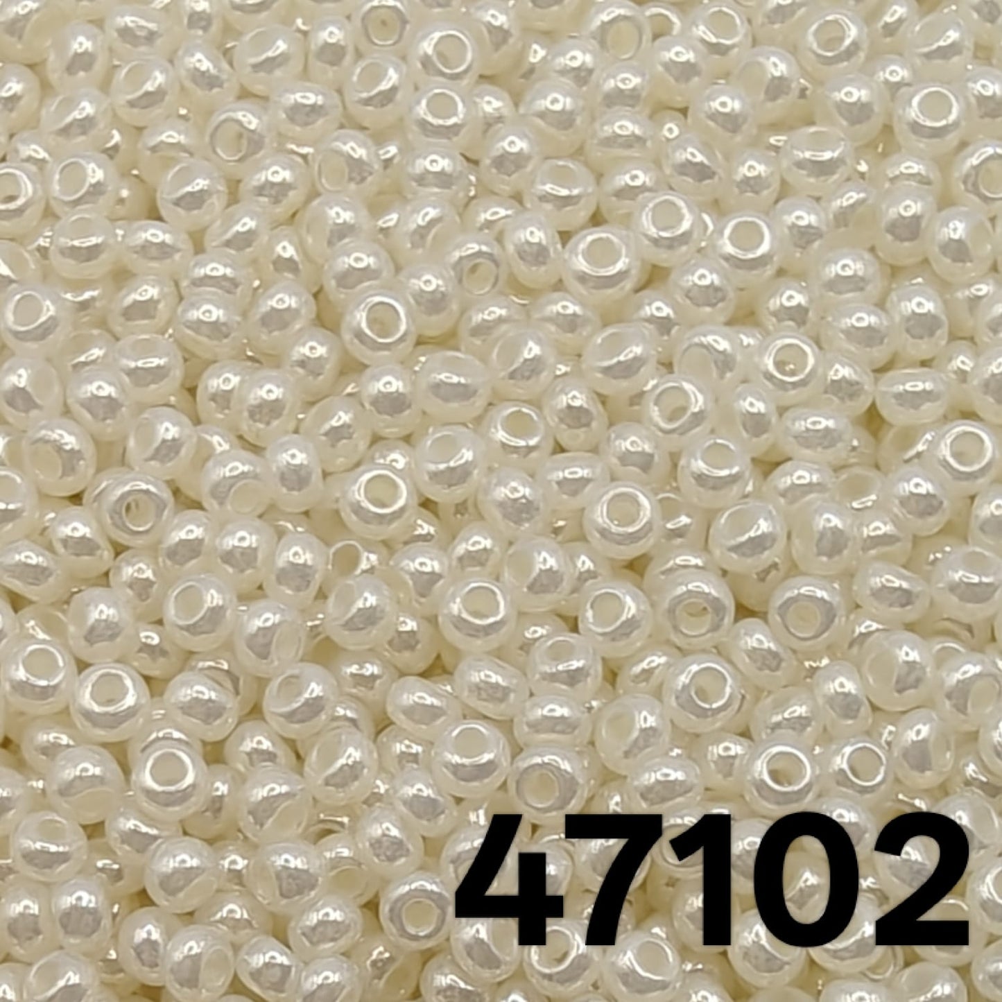 Preciosa Czech seed beads 10/0, Pearlized Off-White 47102, round glass beads close-up