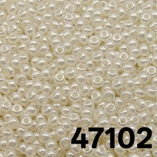 Preciosa Czech seed beads 10/0, Pearlized Off-White 47102, round glass beads close-up