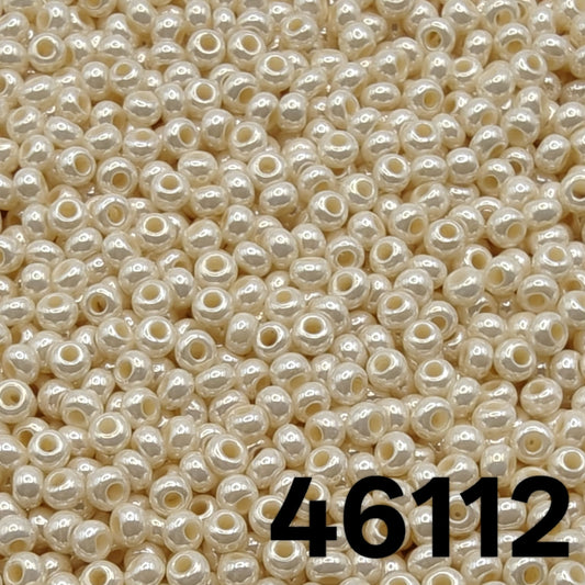 Preciosa Ornela 10/0 Pearlized Eggshell seed beads, colour code 46112 — macro texture