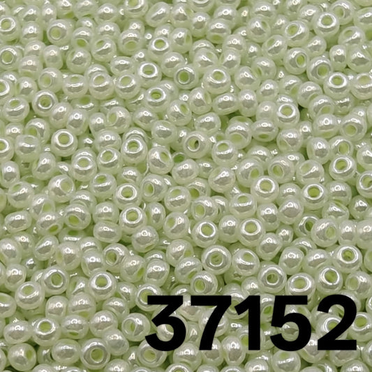 Preciosa seed beads 10/0 Pearlized Green colour 37152 close-up macro